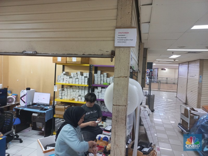 Suasana pertokoan di Kawasan ITC Cempaka Putih Jakarta, Selasa (27/9/2022). (CNBC Indonesia/ Muhammad Sabki)