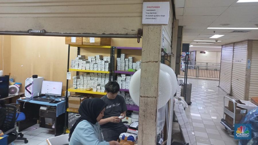 Suasana pertokoan di Kawasan ITC Cempaka Putih Jakarta, Selasa (27/9/2022). (վ/ Muhammad Sabki)
