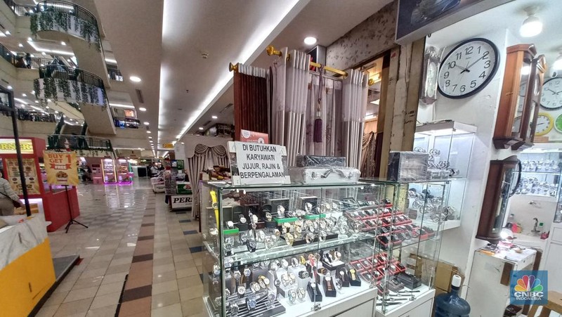 Suasana pertokoan di Kawasan ITC Cempaka Putih Jakarta, Selasa (27/9/2022). (վ/ Muhammad Sabki)