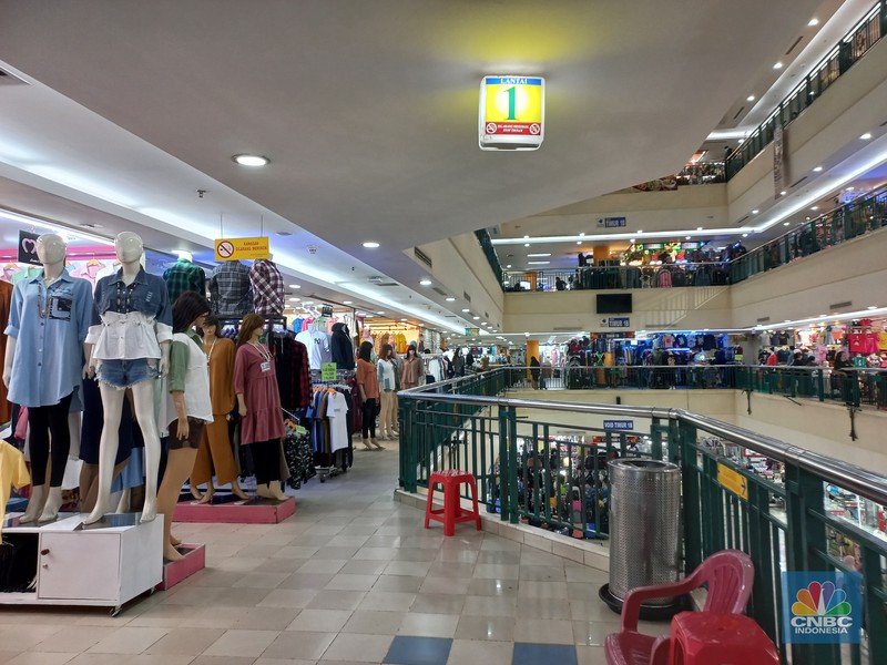 Suasana pertokoan di Kawasan ITC Cempaka Putih Jakarta, Selasa (27/9/2022). (CNBC Indonesia/ Muhammad Sabki)