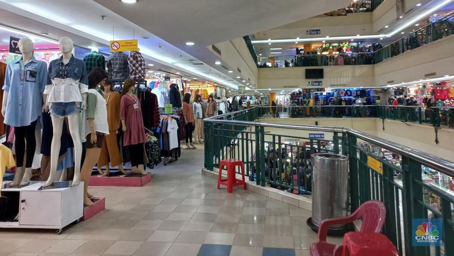 Suasana pertokoan di Kawasan ITC Cempaka Putih Jakarta, Selasa (27/9/2022). (վ/ Muhammad Sabki)