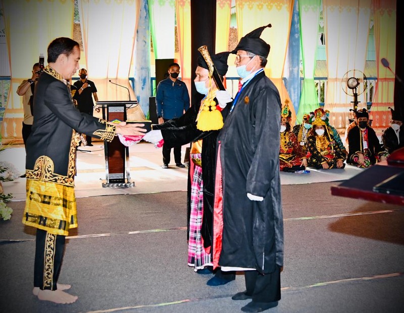 Presiden Joko Widodo (Jokowi) dianugerahi Gelar Kehormatan Adat Kesultanan Buton La Ode Muhammad Lakina Bhawaangi yi Nusantara dalam acara yang diselenggarakan di Baruga Keraton Kesultanan Buton, Kota Baubau, Provinsi Sulawesi Tenggara, Selasa, (27/9/2022).  (Foto: Laily Rachev - Biro Pers Sekretariat Presiden)