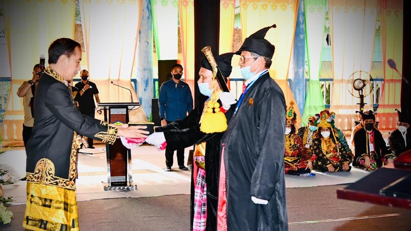 Presiden Joko Widodo (Jokowi) dianugerahi Gelar Kehormatan Adat Kesultanan Buton La Ode Muhammad Lakina Bhawaangi yi Nusantara dalam acara yang diselenggarakan di Baruga Keraton Kesultanan Buton, Kota Baubau, Provinsi Sulawesi Tenggara, Selasa, (27/9/2022).  (Foto: Laily Rachev - Biro Pers Sekretariat Presiden)