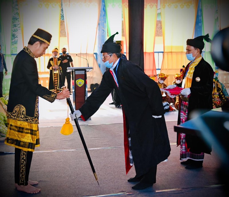 Presiden Joko Widodo (Jokowi) dianugerahi Gelar Kehormatan Adat Kesultanan Buton La Ode Muhammad Lakina Bhawaangi yi Nusantara dalam acara yang diselenggarakan di Baruga Keraton Kesultanan Buton, Kota Baubau, Provinsi Sulawesi Tenggara, Selasa, (27/9/2022).  (Foto: Laily Rachev - Biro Pers Sekretariat Presiden)