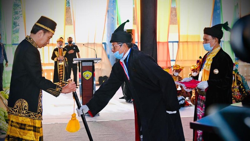 Presiden Joko Widodo (Jokowi) dianugerahi Gelar Kehormatan Adat Kesultanan Buton La Ode Muhammad Lakina Bhawaangi yi Nusantara dalam acara yang diselenggarakan di Baruga Keraton Kesultanan Buton, Kota Baubau, Provinsi Sulawesi Tenggara, Selasa, (27/9/2022).  (Foto: Laily Rachev - Biro Pers Sekretariat Presiden)