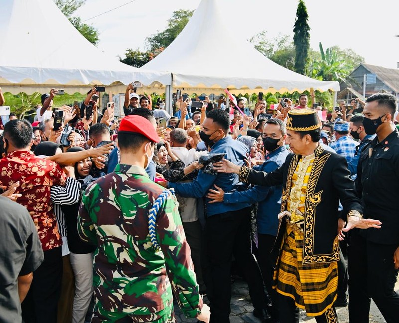 Presiden Joko Widodo (Jokowi) dianugerahi Gelar Kehormatan Adat Kesultanan Buton La Ode Muhammad Lakina Bhawaangi yi Nusantara dalam acara yang diselenggarakan di Baruga Keraton Kesultanan Buton, Kota Baubau, Provinsi Sulawesi Tenggara, Selasa, (27/9/2022).  (Foto: Laily Rachev - Biro Pers Sekretariat Presiden)