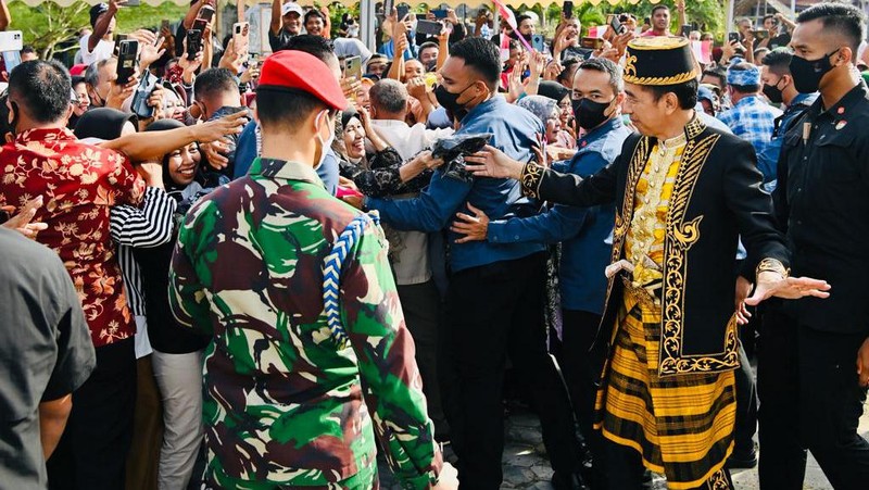 Presiden Joko Widodo (Jokowi) dianugerahi Gelar Kehormatan Adat Kesultanan Buton La Ode Muhammad Lakina Bhawaangi yi Nusantara dalam acara yang diselenggarakan di Baruga Keraton Kesultanan Buton, Kota Baubau, Provinsi Sulawesi Tenggara, Selasa, (27/9/2022).  (Foto: Laily Rachev - Biro Pers Sekretariat Presiden)