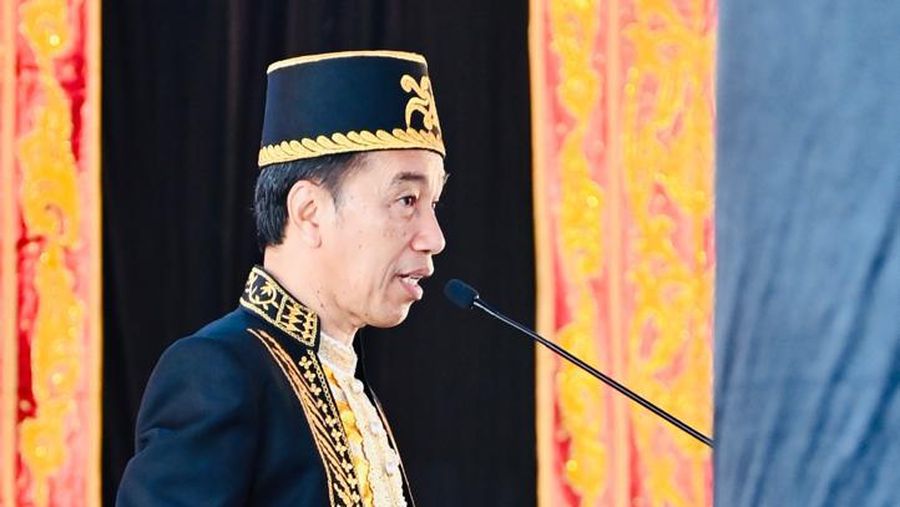 Presiden Joko Widodo (Jokowi) dianugerahi Gelar Kehormatan Adat Kesultanan Buton La Ode Muhammad Lakina Bhawaangi yi Nusantara dalam acara yang diselenggarakan di Baruga Keraton Kesultanan Buton, Kota Baubau, Provinsi Sulawesi Tenggara, Selasa, (27/9/2022).  (Foto: Laily Rachev - Biro Pers Sekretariat Presiden)