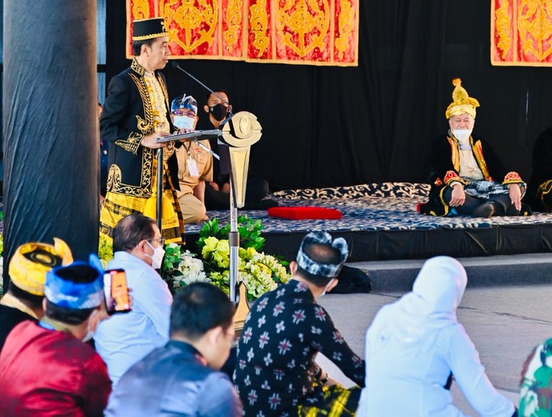 Presiden Joko Widodo (Jokowi) dianugerahi Gelar Kehormatan Adat Kesultanan Buton La Ode Muhammad Lakina Bhawaangi yi Nusantara dalam acara yang diselenggarakan di Baruga Keraton Kesultanan Buton, Kota Baubau, Provinsi Sulawesi Tenggara, Selasa, (27/9/2022).  (Foto: Laily Rachev - Biro Pers Sekretariat Presiden)