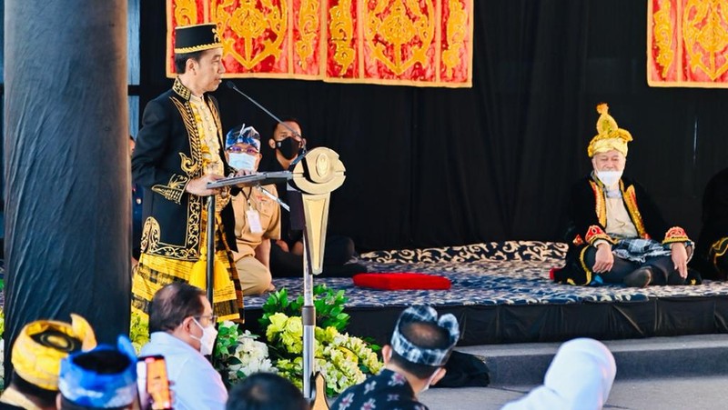 Presiden Joko Widodo (Jokowi) dianugerahi Gelar Kehormatan Adat Kesultanan Buton La Ode Muhammad Lakina Bhawaangi yi Nusantara dalam acara yang diselenggarakan di Baruga Keraton Kesultanan Buton, Kota Baubau, Provinsi Sulawesi Tenggara, Selasa, (27/9/2022).  (Foto: Laily Rachev - Biro Pers Sekretariat Presiden)