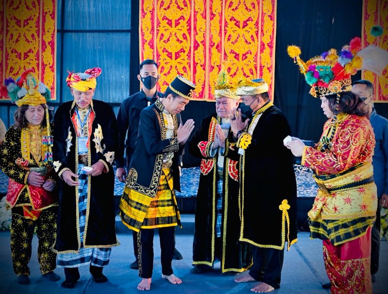 Presiden Joko Widodo (Jokowi) dianugerahi Gelar Kehormatan Adat Kesultanan Buton La Ode Muhammad Lakina Bhawaangi yi Nusantara dalam acara yang diselenggarakan di Baruga Keraton Kesultanan Buton, Presiden Joko Widodo (Jokowi) dianugerahi Gelar Kehormatan Adat Kesultanan Buton La Ode Muhammad Lakina Bhawaangi yi Nusantara dalam acara yang diselenggarakan di Baruga Keraton Kesultanan Buton, Kota Baubau, Provinsi Sulawesi Tenggara, Selasa, (27/9/2022). (Foto: Laily Rachev - Biro Pers Sekretariat Presiden)