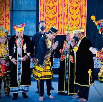 Momen Jokowi Dianugerahi Gelar Kesultanan Buton