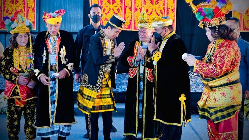 Presiden Joko Widodo (Jokowi) dianugerahi Gelar Kehormatan Adat Kesultanan Buton La Ode Muhammad Lakina Bhawaangi yi Nusantara dalam acara yang diselenggarakan di Baruga Keraton Kesultanan Buton, Kota Baubau, Provinsi Sulawesi Tenggara, Selasa, (27/9/2022).  (Foto: Laily Rachev - Biro Pers Sekretariat Presiden)