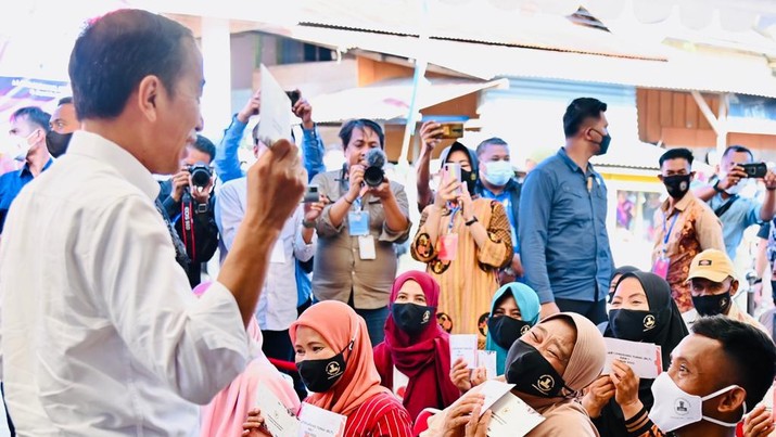 Presiden Joko Widodo menyerahkan langsung pembagian BLT BBM di Kabupaten Buton Selatan, Provinsi Sulawesi Tenggara, pada Selasa sore, 27 September 2022. (Foto: Laily Rachev - Biro Pers Sekretariat Presiden)