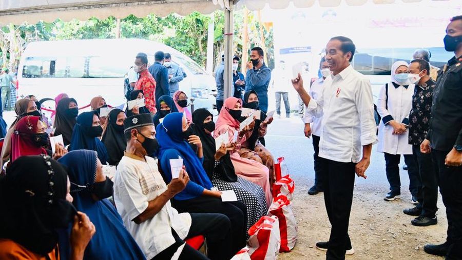 Presiden Joko Widodo menyerahkan langsung pembagian BLT BBM di Kabupaten Buton Selatan, Provinsi Sulawesi Tenggara, pada Selasa sore, 27 September 2022. (Foto: Laily Rachev - Biro Pers Sekretariat Presiden)