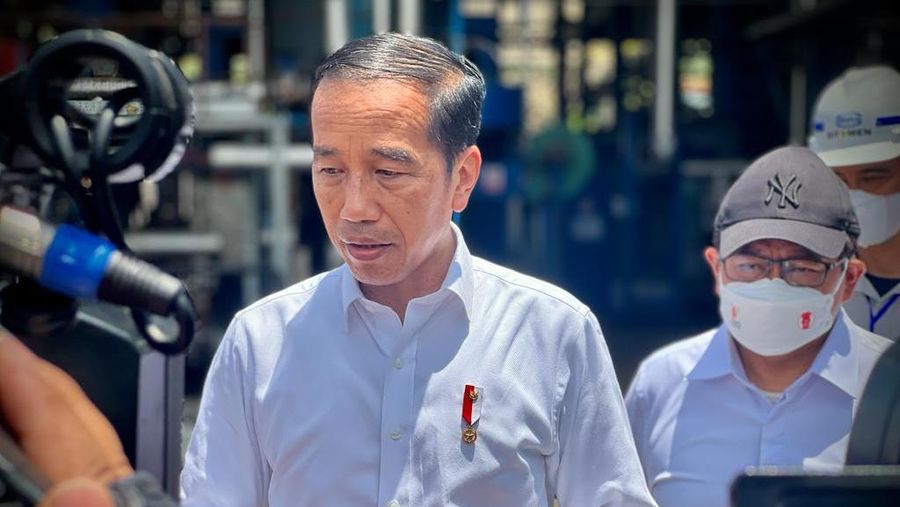 Presiden Joko Widodo saat meninjau di pabrik aspal PT Wika Bitumen, Kabupaten Buton, pada Selasa, 27 September 2022. (Foto: Laily Rachev - Biro Pers Sekretariat Presiden)