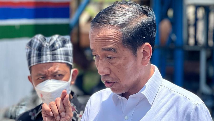 Presiden Joko Widodo saat meninjau di pabrik aspal PT Wika Bitumen, Kabupaten Buton, pada Selasa, 27 September 2022. (Foto: Laily Rachev - Biro Pers Sekretariat Presiden)