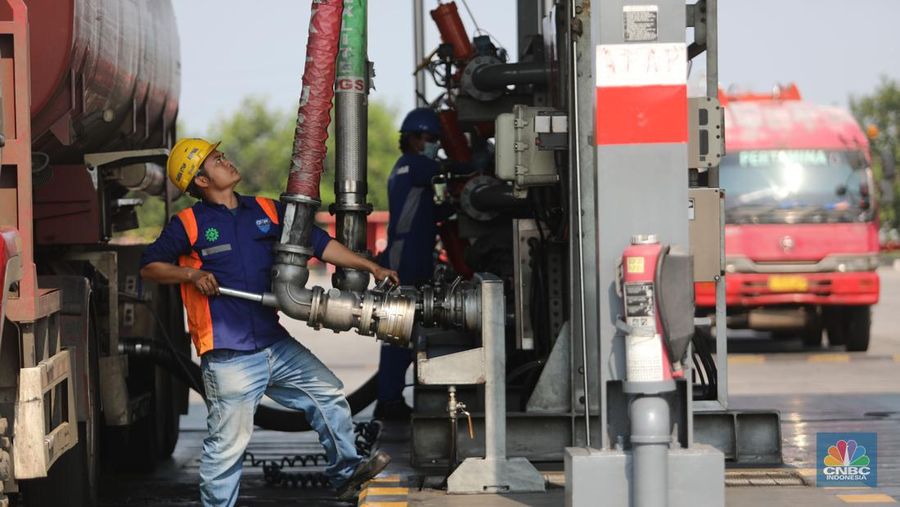 Pekerja melakukan pengisian BBM ke dalam Truk di Terminal Pertamina, Pelumpang, Jakarta, Selasa (27/9/2022). (CNBC Indonesia/ Muhammad Sabki)