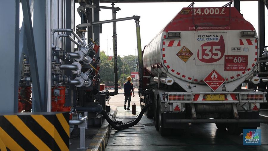 Pekerja melakukan pengisian BBM ke dalam Truk di Terminal Pertamina, Pelumpang, Jakarta, Selasa (27/9/2022). (CNBC Indonesia/ Muhammad Sabki)