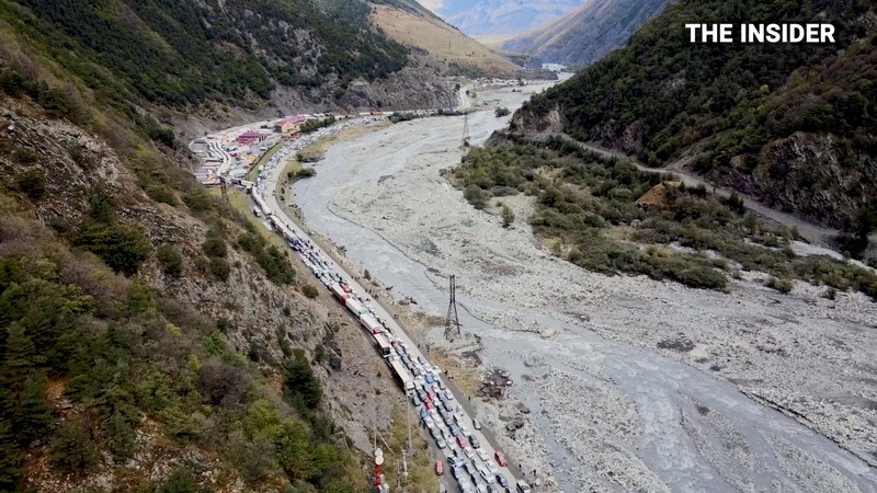 Sejumlah warga Rusia berjalan setelah melintasi perbatasan di Verkhny Lars antara Georgia dan Rusia di Georgia, Selasa (27/9/2022). Mereka keluar dari negaranya untuk menghindari dipanggil untuk ikut dalam perang di Ukraina yang tidak mereka setujui. (AP Photo/Zurab Tsertsvadze)