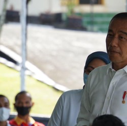Jokowi Serahkan BSU Ke Ribuan Tenaga Kerja di Ternate