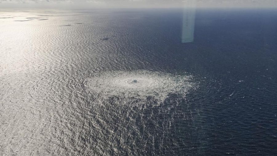 Kebocoran gas terlihat di lepas pantai pulau Bornholm, Denmark, Selasa (27/9/2022). Pipa gas Nord Stream 1 dan 2 yang berada di perairan Denmark mengalami kebocoran dengan gelembung menyebar dari diameter 200 hingga 1.000 meter. Terdeteksi ledakan sebelum jalur pipa yang menghubungkan Rusia dengan negara-negara Eropa itu bocor. (Danish Defence Command via AP)