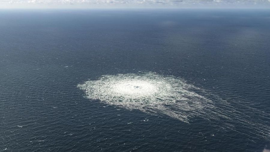 Kebocoran gas terlihat di lepas pantai pulau Bornholm, Denmark, Selasa (27/9/2022). Pipa gas Nord Stream 1 dan 2 yang berada di perairan Denmark mengalami kebocoran dengan gelembung menyebar dari diameter 200 hingga 1.000 meter. Terdeteksi ledakan sebelum jalur pipa yang menghubungkan Rusia dengan negara-negara Eropa itu bocor. (Danish Defence Command via AP)