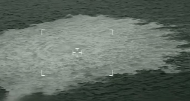 Kebocoran Pipa Gas Nord Stream 2 di Bornholm, Denmark Kebocoran gas di Nord Stream 2 terlihat dari pesawat pencegat F-16 Denmark di Bornholm, Denmark, Selasa (27/9/2022). Pipa gas Nord Stream 1 dan 2 yang berada di perairan Denmark mengalami kebocoran dengan gelembung menyebar dari diameter 200 hingga 1.000 meter. Terdeteksi ledakan sebelum jalur pipa yang menghubungkan Rusia dengan negara-negara Eropa itu bocor. (Photo by Danish Defence/Anadolu Agency via Getty Images)