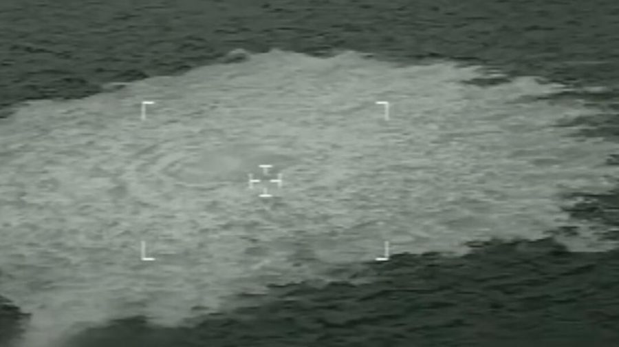 Kebocoran gas di Nord Stream 2 terlihat dari pesawat pencegat F-16 Denmark di Bornholm, Denmark, Selasa (27/9/2022). Pipa gas Nord Stream 1 dan 2 yang berada di perairan Denmark mengalami kebocoran dengan gelembung menyebar dari diameter 200 hingga 1.000 meter. Terdeteksi ledakan sebelum jalur pipa yang menghubungkan Rusia dengan negara-negara Eropa itu bocor. (Photo by Danish Defence/Anadolu Agency via Getty Images)