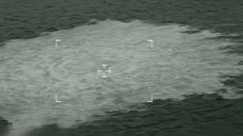 Kebocoran gas di Nord Stream 2 terlihat dari pesawat pencegat F-16 Denmark di Bornholm, Denmark, Selasa (27/9/2022). Pipa gas Nord Stream 1 dan 2 yang berada di perairan Denmark mengalami kebocoran dengan gelembung menyebar dari diameter 200 hingga 1.000 meter. Terdeteksi ledakan sebelum jalur pipa yang menghubungkan Rusia dengan negara-negara Eropa itu bocor. (Photo by Danish Defence/Anadolu Agency via Getty Images)