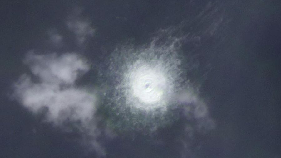Foto satelit dari Planet Labs PBC menunjukkan kebocoran gas di lepas pantai pulau Bornholm, Denmark, Senin (26/7/2022). Pipa gas Nord Stream 1 dan 2 yang berada di perairan Denmark mengalami kebocoran dengan gelembung menyebar dari diameter 200 hingga 1.000 meter. Terdeteksi ledakan sebelum jalur pipa yang menghubungkan Rusia dengan negara-negara Eropa itu bocor. (Planet Labs PBC via AP)