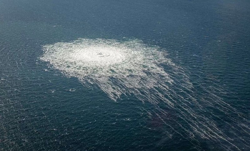 Kebocoran gas di Nord Stream 2 terlihat dari pesawat pencegat F-16 Denmark di Bornholm, Denmark, Selasa (27/9/2022). Pipa gas Nord Stream 1 dan 2 yang berada di perairan Denmark mengalami kebocoran dengan gelembung menyebar dari diameter 200 hingga 1.000 meter. Terdeteksi ledakan sebelum jalur pipa yang menghubungkan Rusia dengan negara-negara Eropa itu bocor. (Photo by Danish Defence/Anadolu Agency via Getty Images)