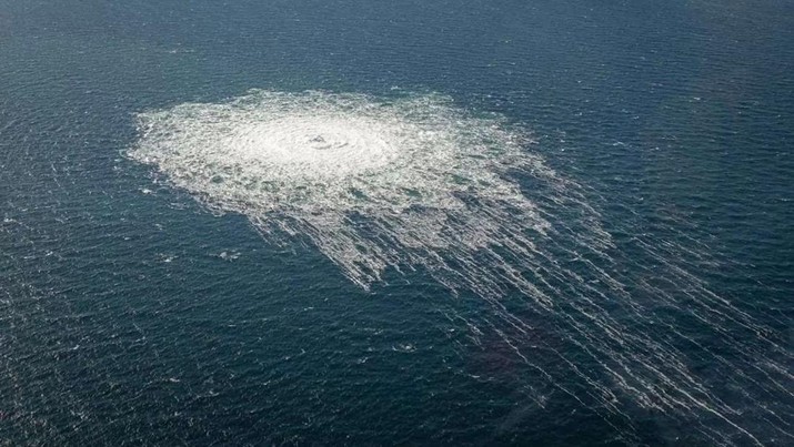 Kebocoran gas di Nord Stream 2 terlihat dari pesawat pencegat F-16 Denmark di Bornholm, Denmark, Selasa (27/9/2022). Pipa gas Nord Stream 1 dan 2 yang berada di perairan Denmark mengalami kebocoran dengan gelembung menyebar dari diameter 200 hingga 1.000 meter. Terdeteksi ledakan sebelum jalur pipa yang menghubungkan Rusia dengan negara-negara Eropa itu bocor. (Photo by Danish Defence/Anadolu Agency via Getty Images)
