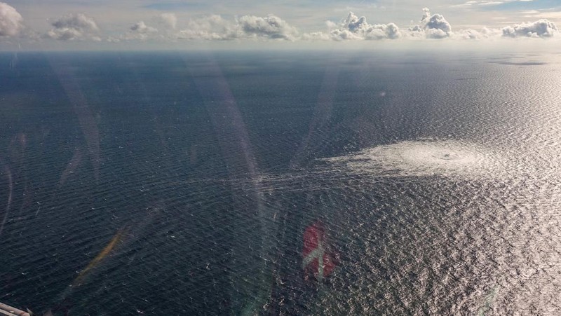 Kebocoran gas di Nord Stream 2 terlihat dari pesawat pencegat F-16 Denmark di Bornholm, Denmark, Selasa (27/9/2022). Pipa gas Nord Stream 1 dan 2 yang berada di perairan Denmark mengalami kebocoran dengan gelembung menyebar dari diameter 200 hingga 1.000 meter. Terdeteksi ledakan sebelum jalur pipa yang menghubungkan Rusia dengan negara-negara Eropa itu bocor. (Photo by Danish Defence/Anadolu Agency via Getty Images)
