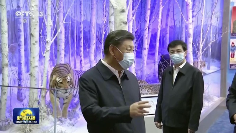 Presiden China Xi Jinping (kiri depan) dan para pemimpin China lainnya mengunjungi pameran dengan tema 