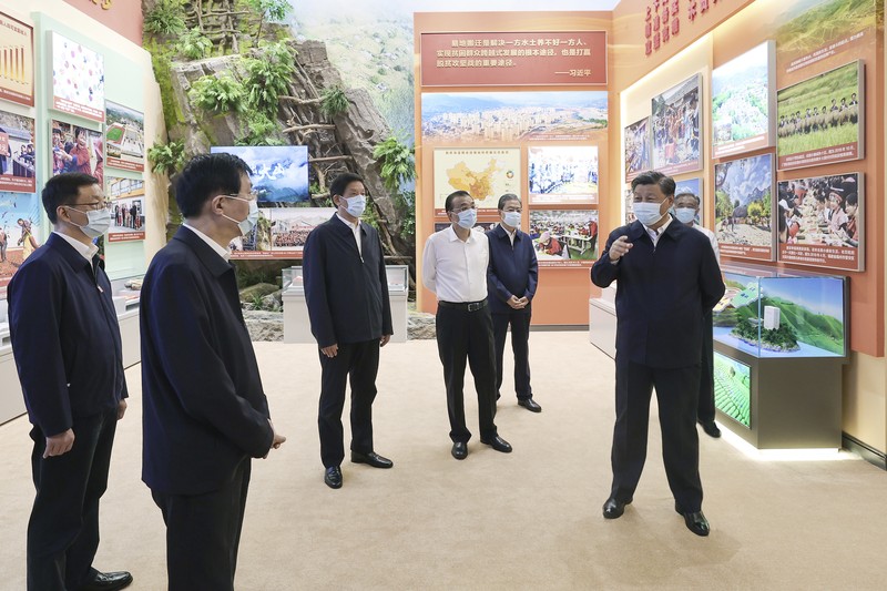 Presiden China Xi Jinping (kiri depan) dan para pemimpin China lainnya mengunjungi pameran dengan tema 