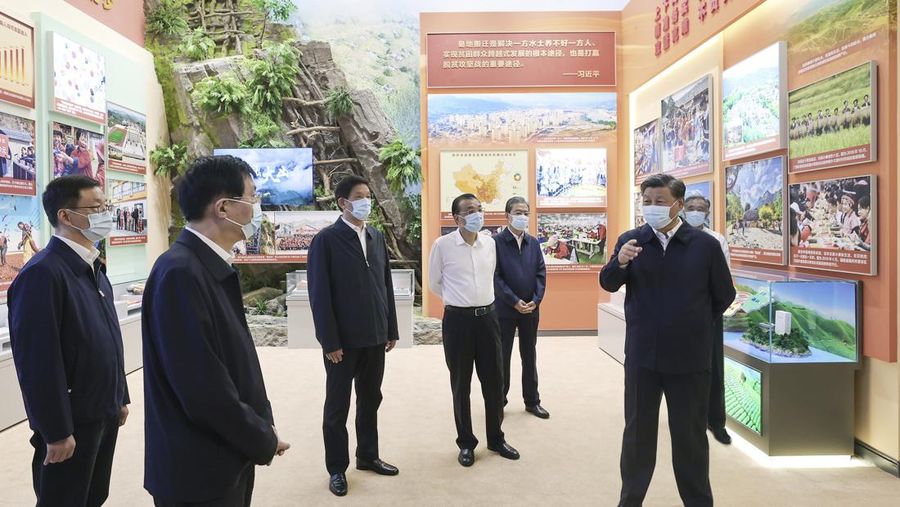 Presiden China Xi Jinping (kiri depan) dan para pemimpin China lainnya mengunjungi pameran dengan tema 