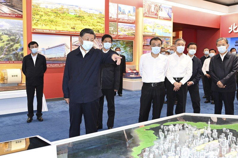 Presiden China Xi Jinping (kiri depan) dan para pemimpin China lainnya mengunjungi pameran dengan tema 