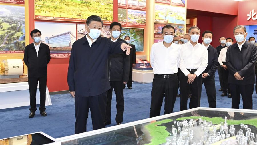 Presiden China Xi Jinping (kiri depan) dan para pemimpin China lainnya mengunjungi pameran dengan tema 