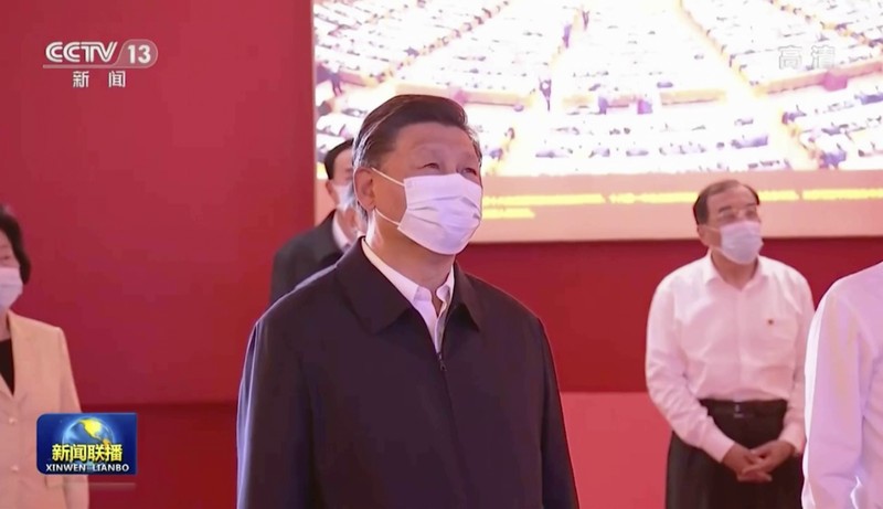 Presiden China Xi Jinping (kiri depan) dan para pemimpin China lainnya mengunjungi pameran dengan tema 