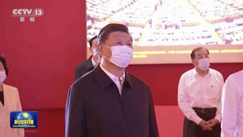 Presiden China Xi Jinping (kiri depan) dan para pemimpin China lainnya mengunjungi pameran dengan tema 