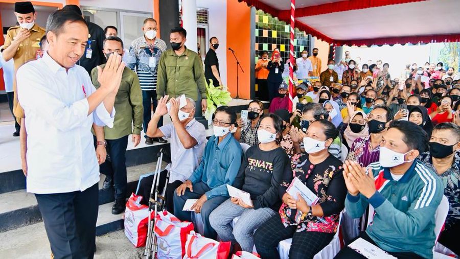 Presiden Joko Widodo mengunjungi Kantor Pos Jailolo setelah tiba di Lapangan Upacara Sasadulamo, Kabupaten Halmahera Barat, Provinsi Maluku Utara, pada Rabu, 28 September 2022. Di Kantor Pos Jailolo, Presiden menyerahkan sejumlah bantuan sosial bagi para penerima manfaat. (Foto: Laily Rachev - Biro Pers Sekretariat Presiden)