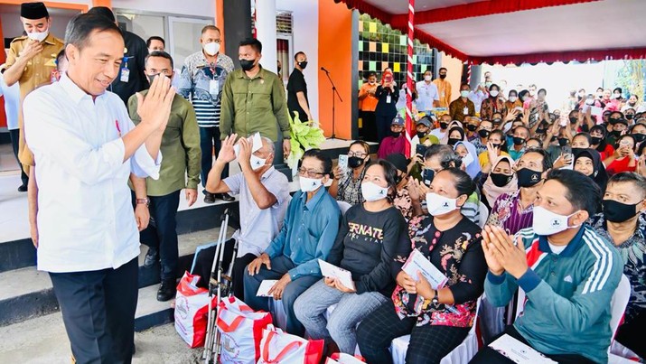 Presiden Joko Widodo mengunjungi Kantor Pos Jailolo setelah tiba di Lapangan Upacara Sasadulamo, Kabupaten Halmahera Barat, Provinsi Maluku Utara Presiden Joko Widodo mengunjungi Kantor Pos Jailolo setelah tiba di Lapangan Upacara Sasadulamo, Kabupaten Halmahera Barat, Provinsi Maluku Utara, pada Rabu, 28 September 2022. Di Kantor Pos Jailolo, Presiden menyerahkan sejumlah bantuan sosial bagi para penerima manfaat. (Foto: Laily Rachev - Biro Pers Sekretariat Presiden)