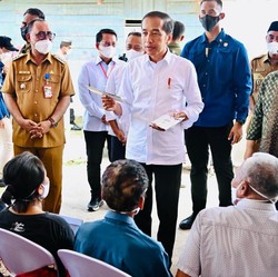 Saat Jokowi 'Amplopin' Warga di Maluku: Jangan Beli Handphone