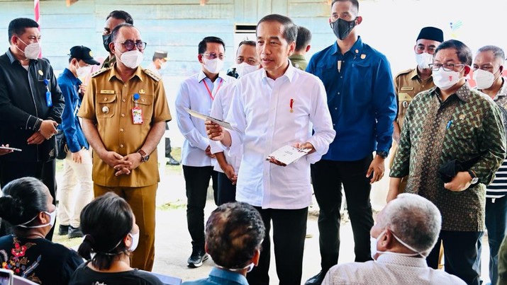 Presiden Joko Widodo mengunjungi Kantor Pos Jailolo setelah tiba di Lapangan Upacara Sasadulamo, Kabupaten Halmahera Barat, Provinsi Maluku Utara Presiden Joko Widodo mengunjungi Kantor Pos Jailolo setelah tiba di Lapangan Upacara Sasadulamo, Kabupaten Halmahera Barat, Provinsi Maluku Utara, pada Rabu, 28 September 2022. Di Kantor Pos Jailolo, Presiden menyerahkan sejumlah bantuan sosial bagi para penerima manfaat. (Foto: Laily Rachev - Biro Pers Sekretariat Presiden)