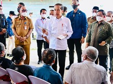 Saat Jokowi 'Amplopin' Warga di Maluku: Jangan Beli Handphone