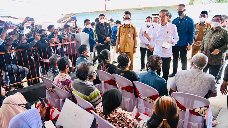 Presiden Joko Widodo mengunjungi Kantor Pos Jailolo setelah tiba di Lapangan Upacara Sasadulamo, Kabupaten Halmahera Barat, Provinsi Maluku Utara, pada Rabu, 28 September 2022. Di Kantor Pos Jailolo, Presiden menyerahkan sejumlah bantuan sosial bagi para penerima manfaat. (Foto: Laily Rachev - Biro Pers Sekretariat Presiden)
