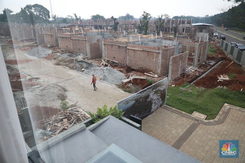 Suasana Pembangunan perumahan Shila Pekerja menyelesaikan bangunan di kawasan perumahan Shila at Sawangan Jakarta, Rabu (28/9/2022).Bank Indonesia (BI) telah kembali menaikkan suku bunga acuan dalam Rapat Dewan Gubernur (RDG) BI September 2022. Sehingga, suku bunga acuan dikerek sebesar 50 basis poin (bps) menjadi 4,25%. (CNBC Indonesia/ Muhammad Sabki)