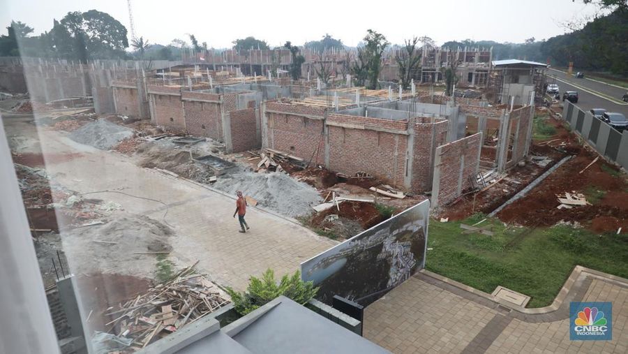 Pekerja menyelesaikan bangunan di kawasan perumahan Shila at Sawangan Jakarta, Rabu (28/9/2022).Bank Indonesia (BI) telah kembali menaikkan suku bunga acuan dalam Rapat Dewan Gubernur (RDG) BI September 2022. Sehingga, suku bunga acuan dikerek sebesar 50 basis poin (bps) menjadi 4,25%. (վ/ Muhammad Sabki)