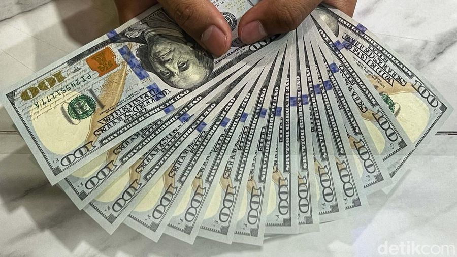 Nilai tukar dolar Amerika Serikat (AS) terhadap rupiah kembali naik tinggi, mendekati Rp 15.300. Per siang ini pukul 14.45 WIB, dolar AS tercatat tembus ke level Rp 15.265.
